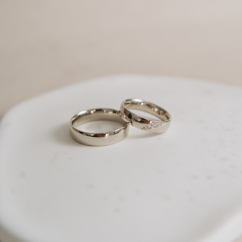 Obrączki Ślubne z białego złota, klasyczne z brylantami w trójkącie 0,045ct