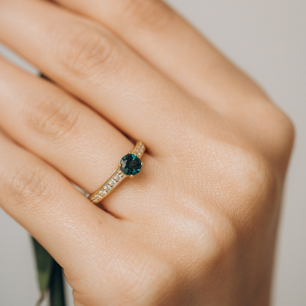  Pierścionek z zielonym turmalinem i brylantami  0.14 ct 