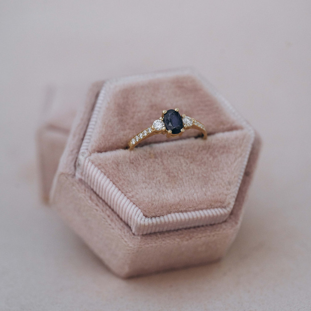  Pierścionek z szafirem i brylantami  0.30 ct 