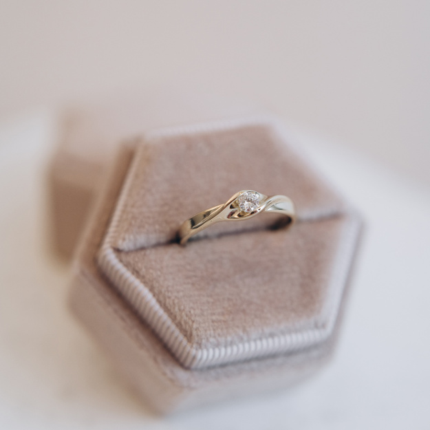 Pierścionek z brylantami 0.11 ct z kamieniem osadzonym na gładko