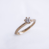 Pierścionek złoty , klasyczny z dynamiczną szyną 0,20 ct - 585