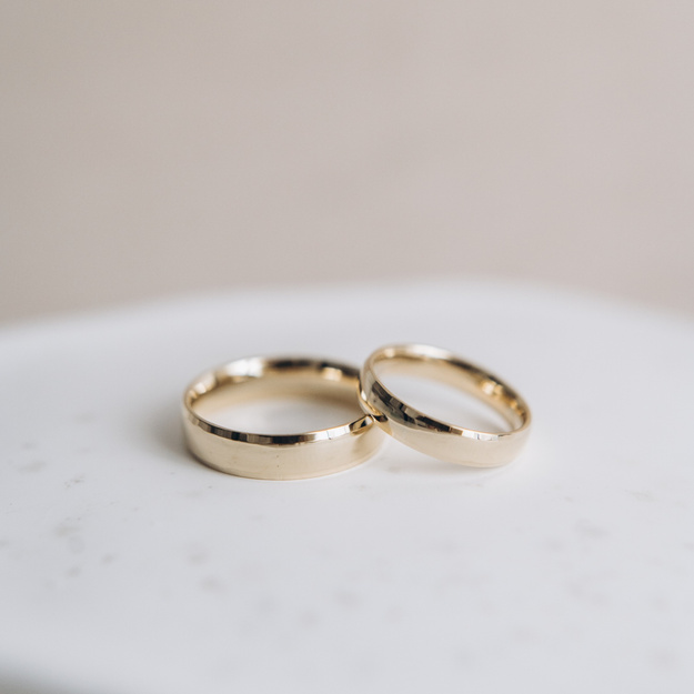 Obrączki ślubne z żółtego złota 585 – fazowane, półpłaskie