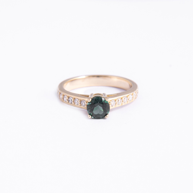  Pierścionek z zielonym turmalinem i brylantami  0.14 ct 