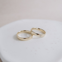 Obrączki Ślubne - klasyczne z sercem, 4 mm i brylantem 0,015 ct.
