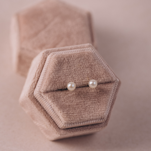 Kolczyki złote z białymi perłami - 585 - sztyfty