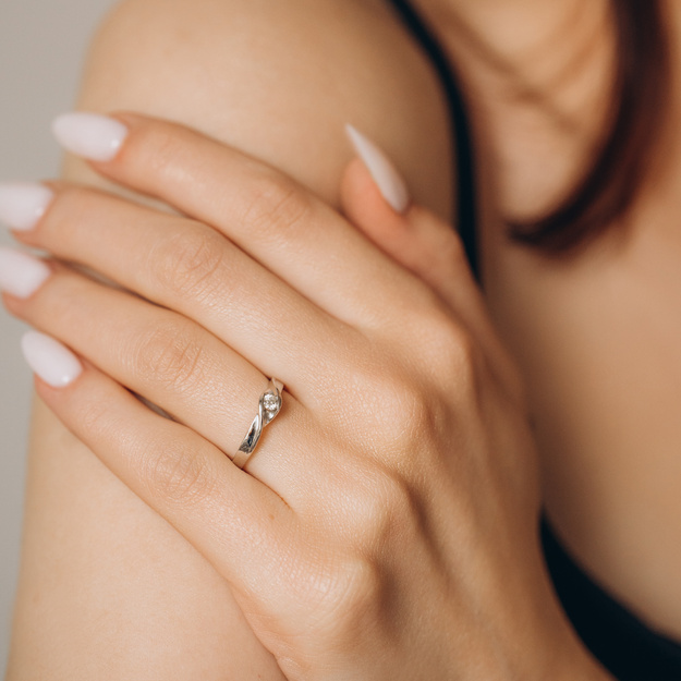 Pierścionek z brylantami 0.11 ct z kamieniem osadzonym na gładko