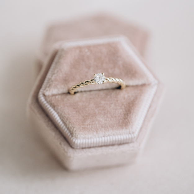 Pierścionek z brylantem 0.20 ct - 585 - Splot Miłości