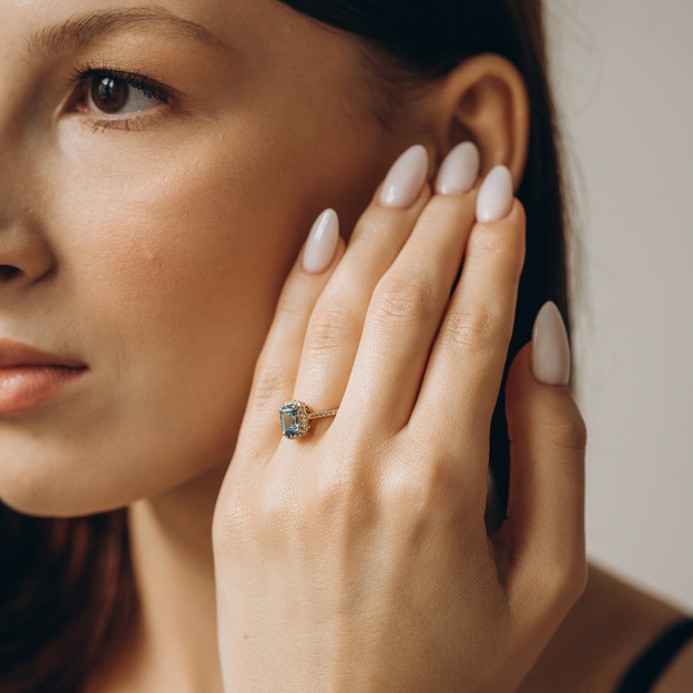 Pierścionek z Topazem Błękitnym 1.00 ct i brylantami 0.20 ct