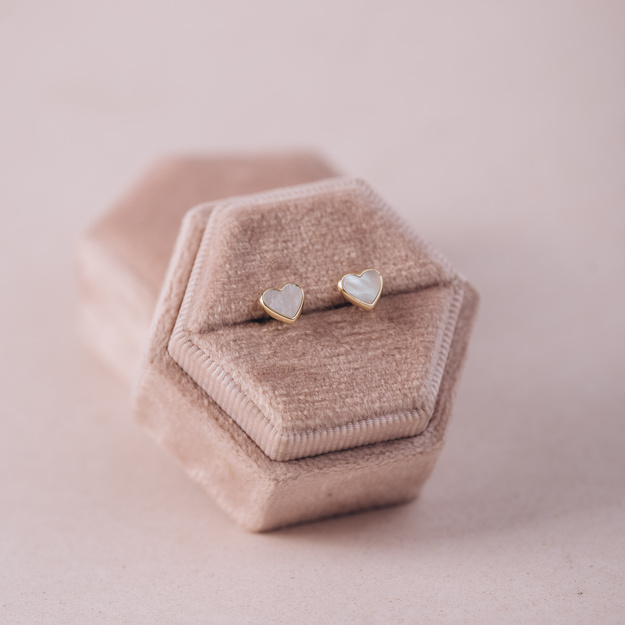 Kolczyki złote serca z masą perłową - 585 - sztyfty