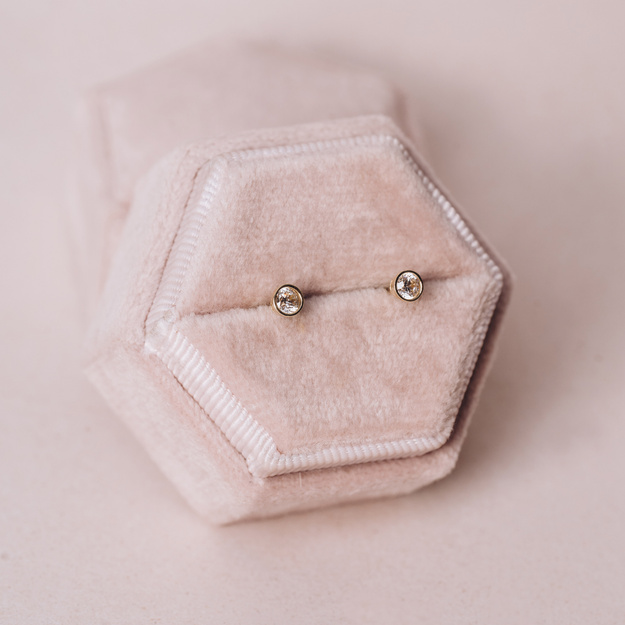 Złote Kolczyki Sztyfty z Cyrkoniami 585 – Klasyczna Elegancja