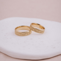 Obrączki z żółtego złota z ornamentem roślinnym - 6mm