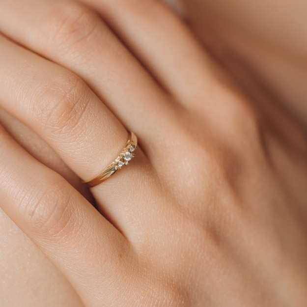 Pierścionek z trzema brylantami w koronie 0,07 ct