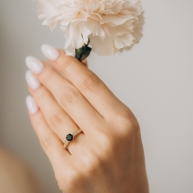  Pierścionek z zielonym turmalinem i brylantami  0.14 ct 