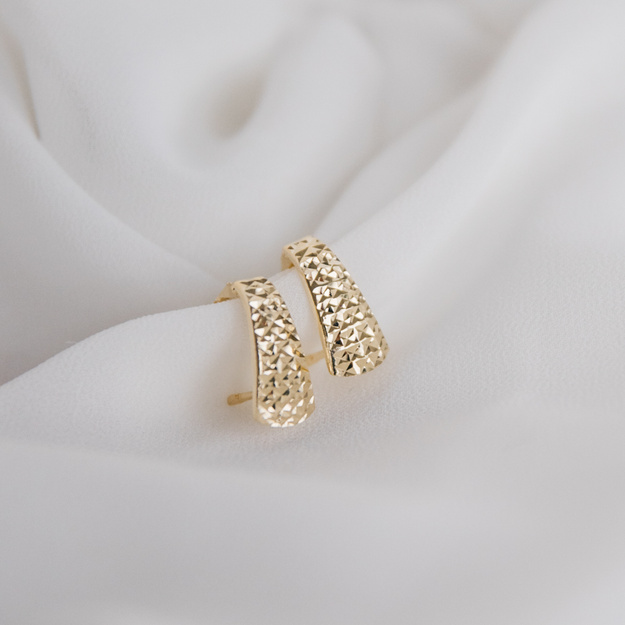 Kolczyki złote z mieniącymi, nacięciami  - trójkątne - 585