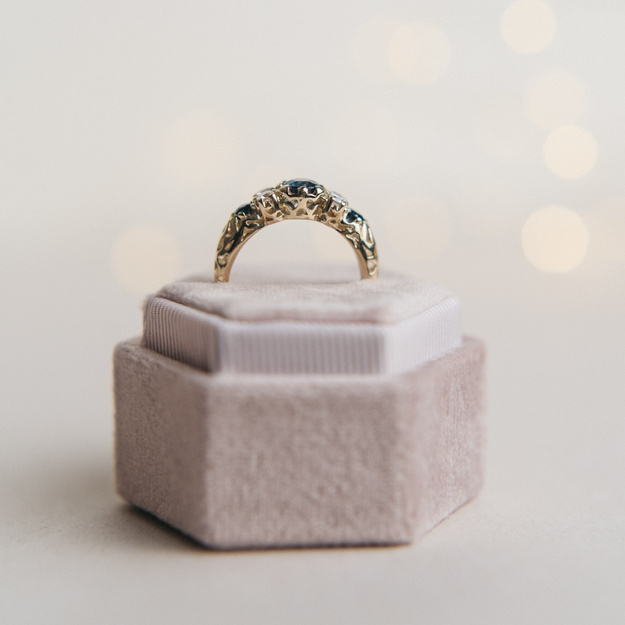 Pierścionek z Brylantami 0.18 ct i Szafirami - retro