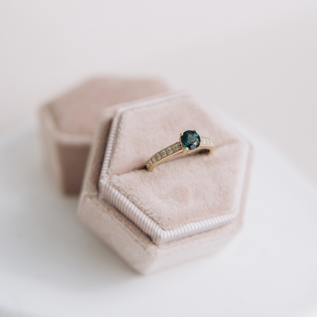  Pierścionek z zielonym turmalinem i brylantami  0.14 ct 