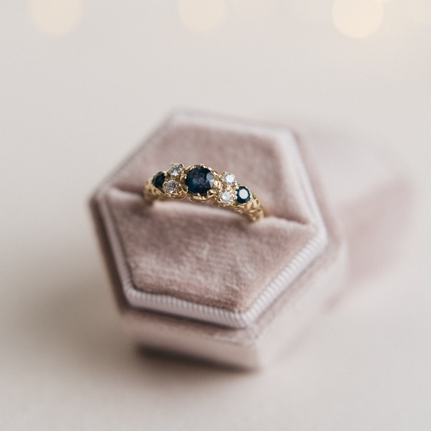 Pierścionek z Brylantami 0.18 ct i Szafirami - retro