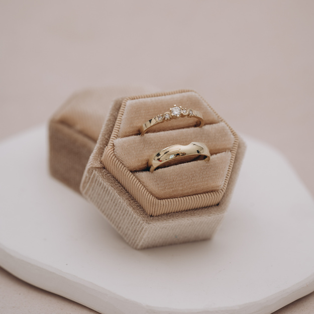 Obrączki ślubne - Damska wycięta pod pierścionek + Klasyk - 4 mm i 4 mm