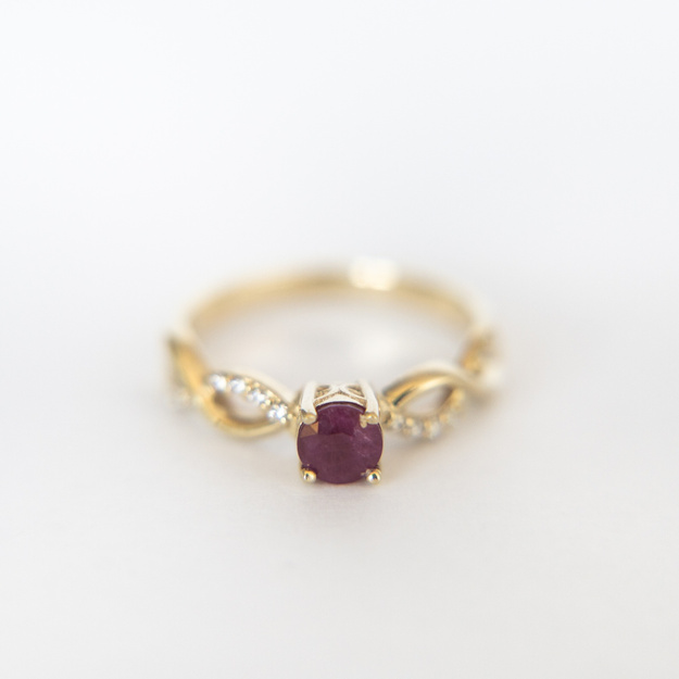 Pierścionek z żółtego złota z Rubinem 0,78 ct i Brylantami 0.10 ct