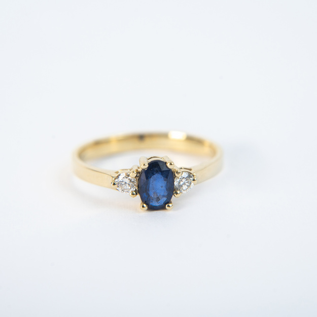  Pierścionek z żółtego złota z Szafirem 0,58 ct  i Brylantami 0,13ct