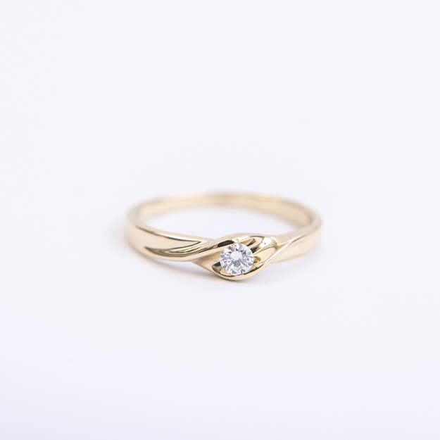 Pierścionek z brylantami 0.11 ct z kamieniem osadzonym na gładko