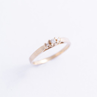 Pierścionek z trzema brylantami w koronie 0,07 ct