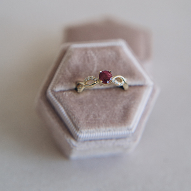 Pierścionek z żółtego złota z Rubinem 0,78 ct i Brylantami 0.10 ct