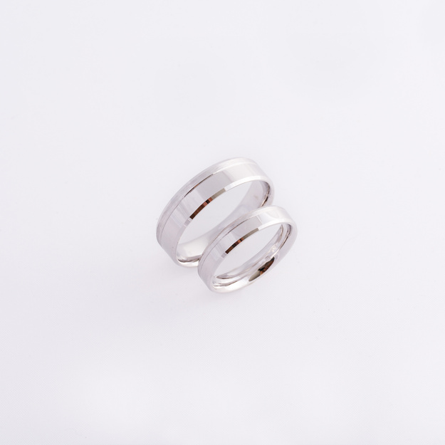 Obrączki ślubne z białego złota 585 – fazowane, rodowane, mat/poler