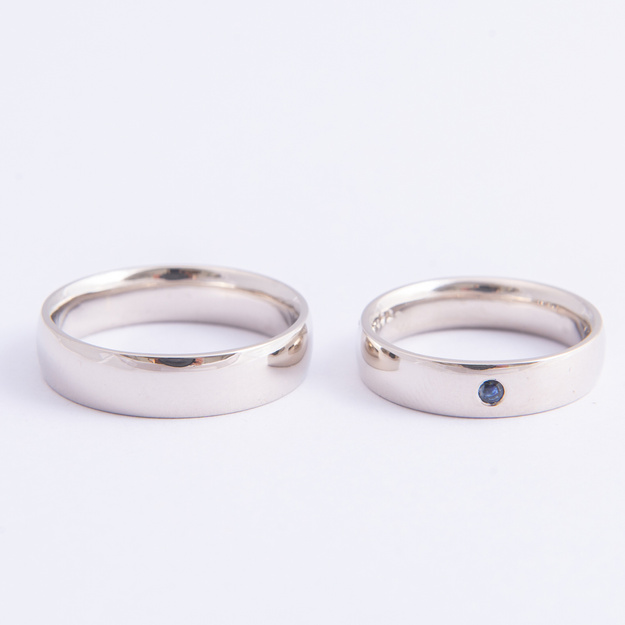 Obrączki Ślubne klasyczne białe złoto z szafirem 4 mm i 4mm
