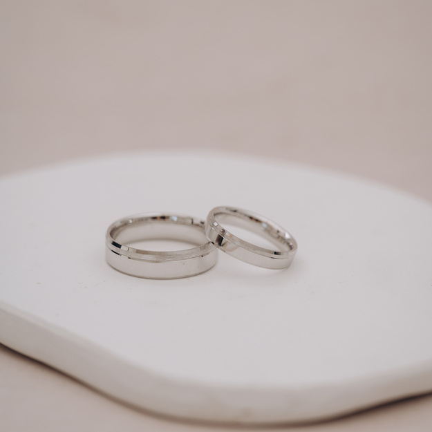 Obrączki ślubne z białego złota 585 – fazowane, rodowane, mat/poler