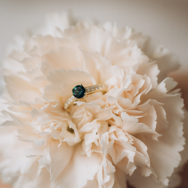  Pierścionek z zielonym turmalinem i brylantami  0.14 ct 