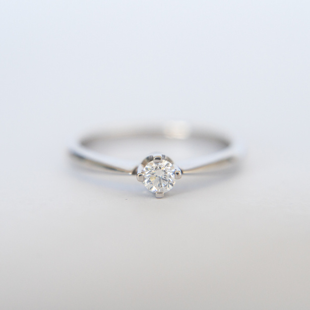 Pierścionek klasyczny z białe złoto 0,20 ct -585