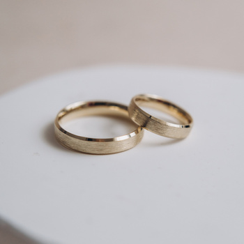 Obrączki z żółtego złota szczotkowane, fazowane  płaskie 4mm i 4,5 mm