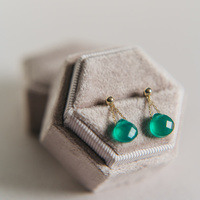 Kolczyki z kamieniami naturalnymi - Chalcedonami i złotymi kuleczkami 585