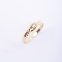 Pierścionek z brylantami 0.11 ct z kamieniem osadzonym na gładko