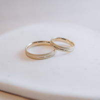 Obrączki Ślubne - piaskowane z błyszczącym paskiem , para 4 mm