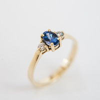 Pierścionek z żółtego złota z Tanzanitem 0,55ct  i Brylantami 0,12ct