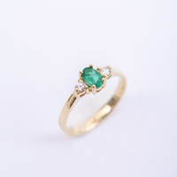  Pierścionek z owalnym Szmaragdem  i brylantami  0.12ct