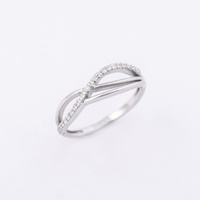 Pierścionek z  drobnymi brylancikami 0.085 ct.