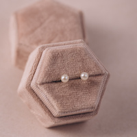 Kolczyki złote z białymi perłami - 585 - sztyfty