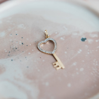 Zawieszka klucz z cyrkoniami - 585