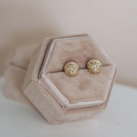 Złote kolczyki pół kulki z diamentowanym wykończeniem – próba 585