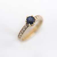 Pierścionek z żółtego złota z szafirem 0,68 ct i brylantami  0.22 ct