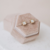 Kolczyki koniczynki z białą masą perłową - 585