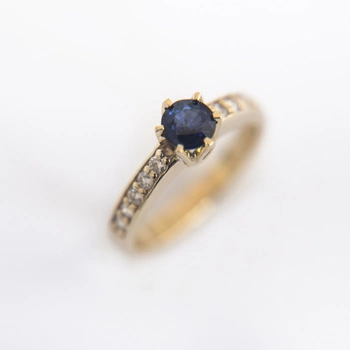 Pierścionek z żółtego złota z szafirem 0,68 ct i brylantami  0.22 ct