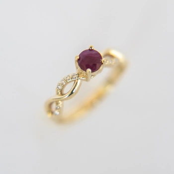 Pierścionek z żółtego złota z Rubinem 0,78 ct i Brylantami 0.10 ct
