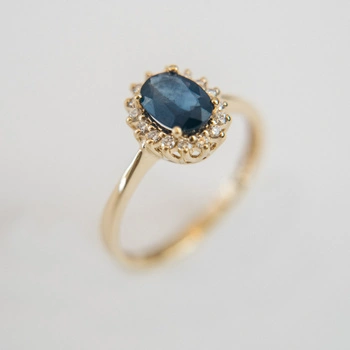 Pierścionek z różowego złota z szafirem 1,08ct i brylantami  0.14ct