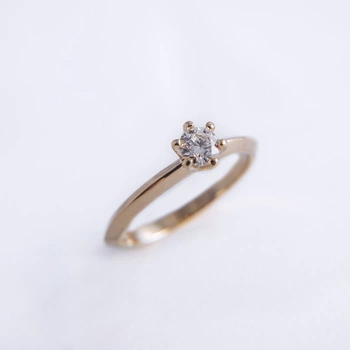 Pierścionek złoty , klasyczny z dynamiczną szyną 0,20 ct - 585 