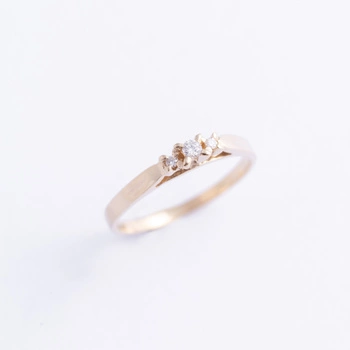 Pierścionek z trzema brylantami w koronie 0,07 ct