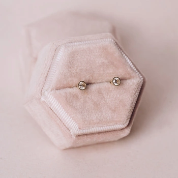 Złote Kolczyki Sztyfty z Cyrkoniami 585 – Klasyczna Elegancja